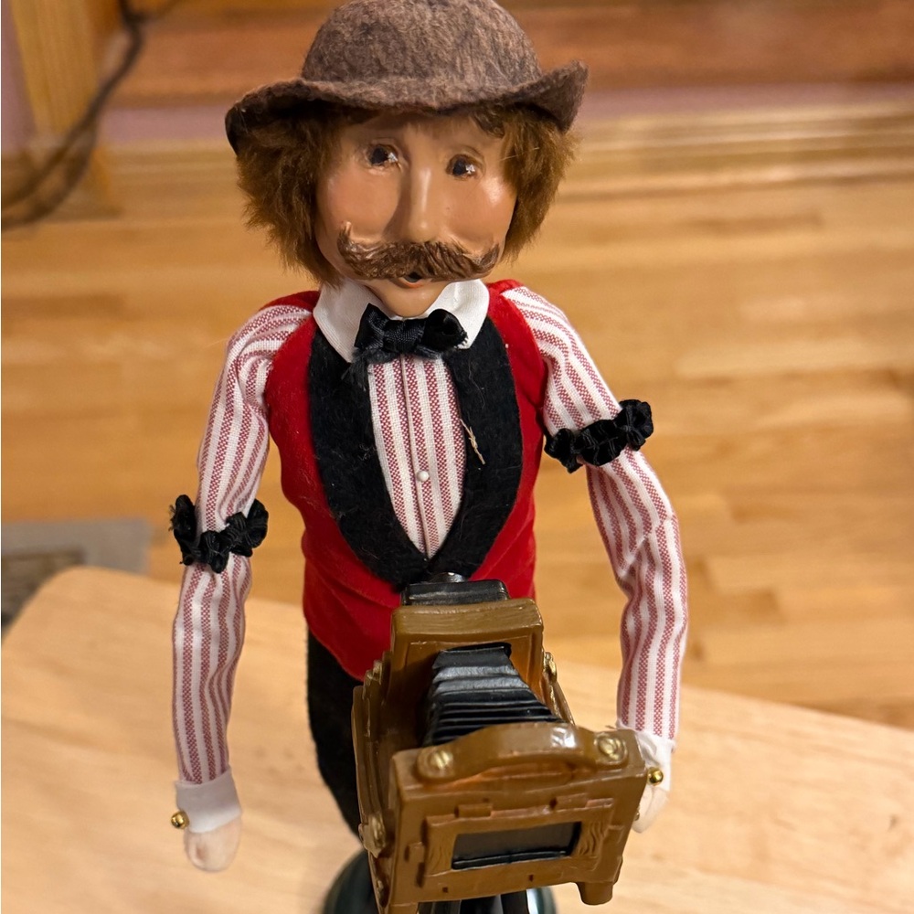 Byers Choice Ltd Caroler Vintage Photographer with Camera 1999